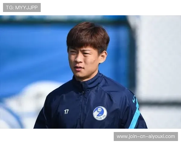 大连英博王禹边路突破制造传球机会，展现卓越技术与战术眼光