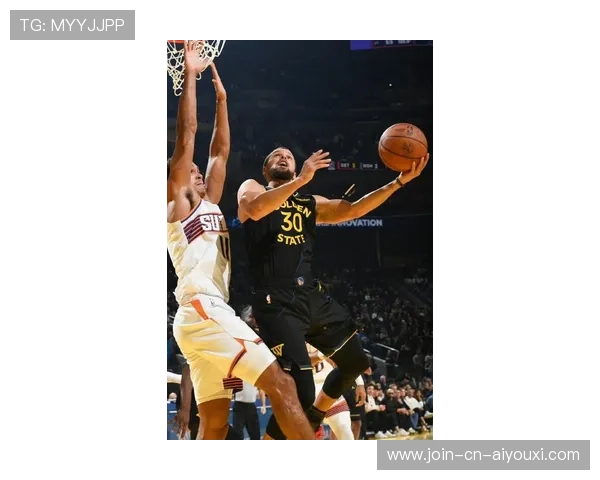 勇士5人上双终结连败!库里28分拒绝太阳逆转 布克空砍38分,勇士队员对库里 勇士5人上双终结连败!库里28分拒绝太阳逆转 布克空砍38分,勇士队员对库里